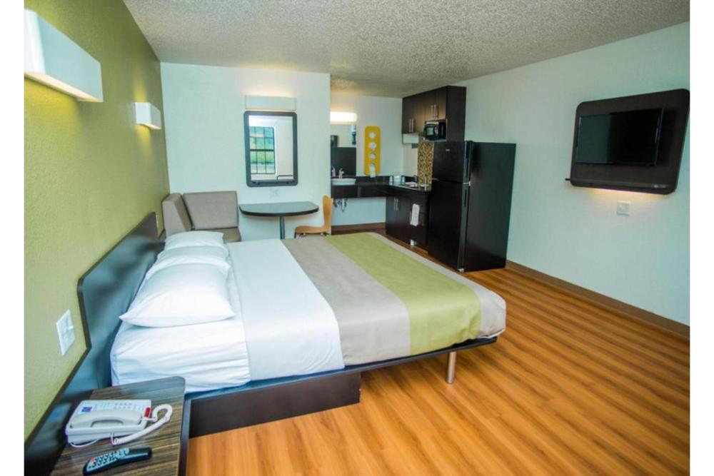 Deluxe King Room - Smoking interior